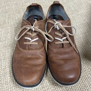 Women’s size 7 Merrell Lace-Up Leather Shoes